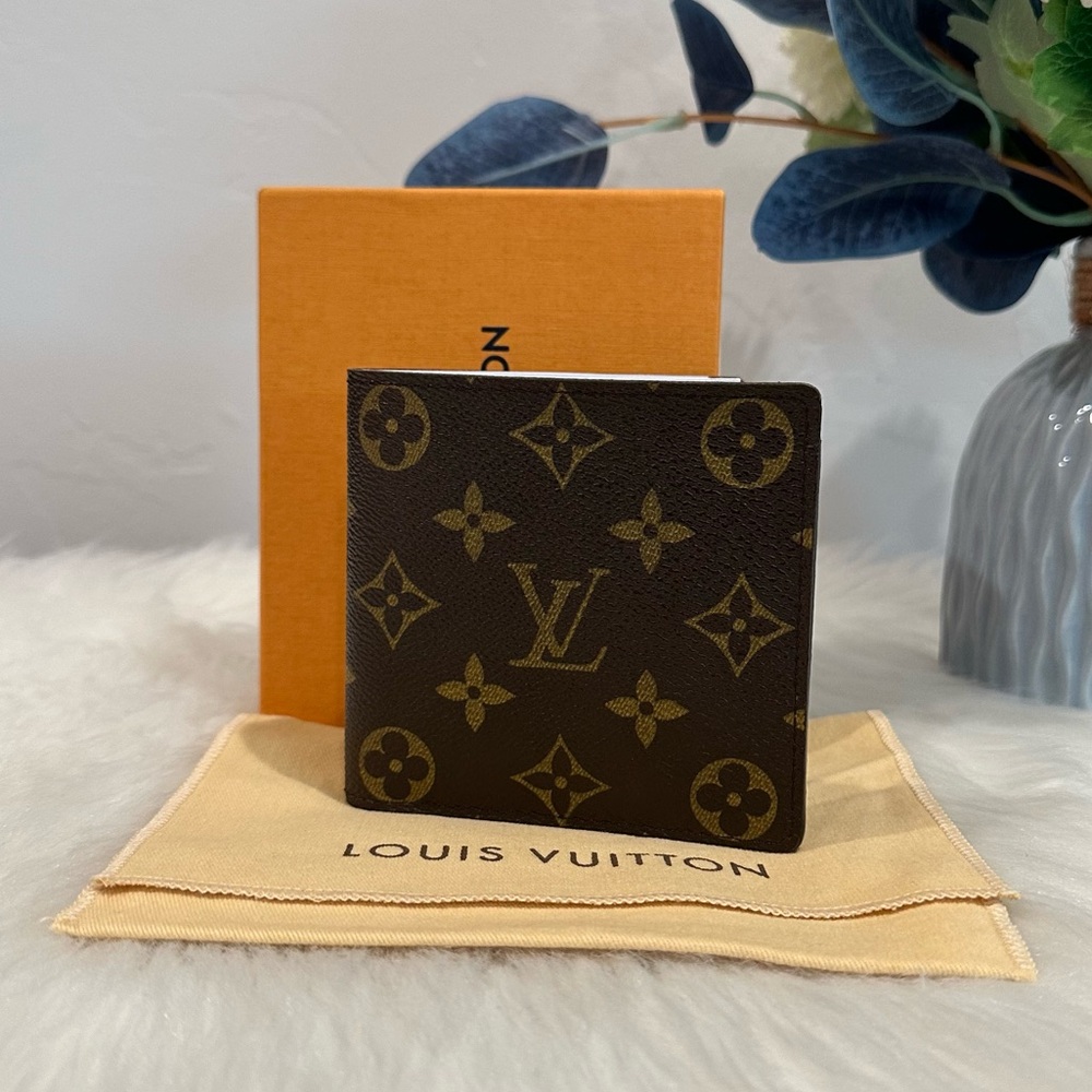 !!! SOLD !!!
Louis Vuitton Monogram Men’s Bifold Wallet